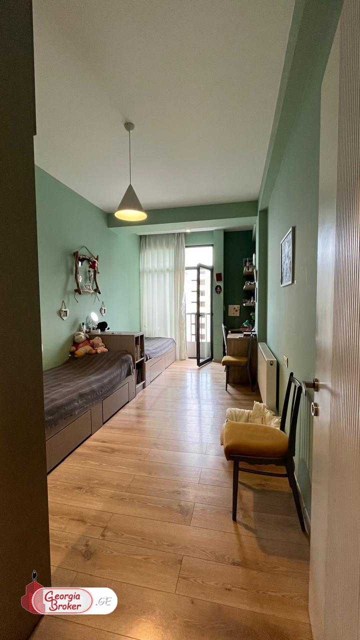 продается квартира с новым ремонтом 4-комнаты